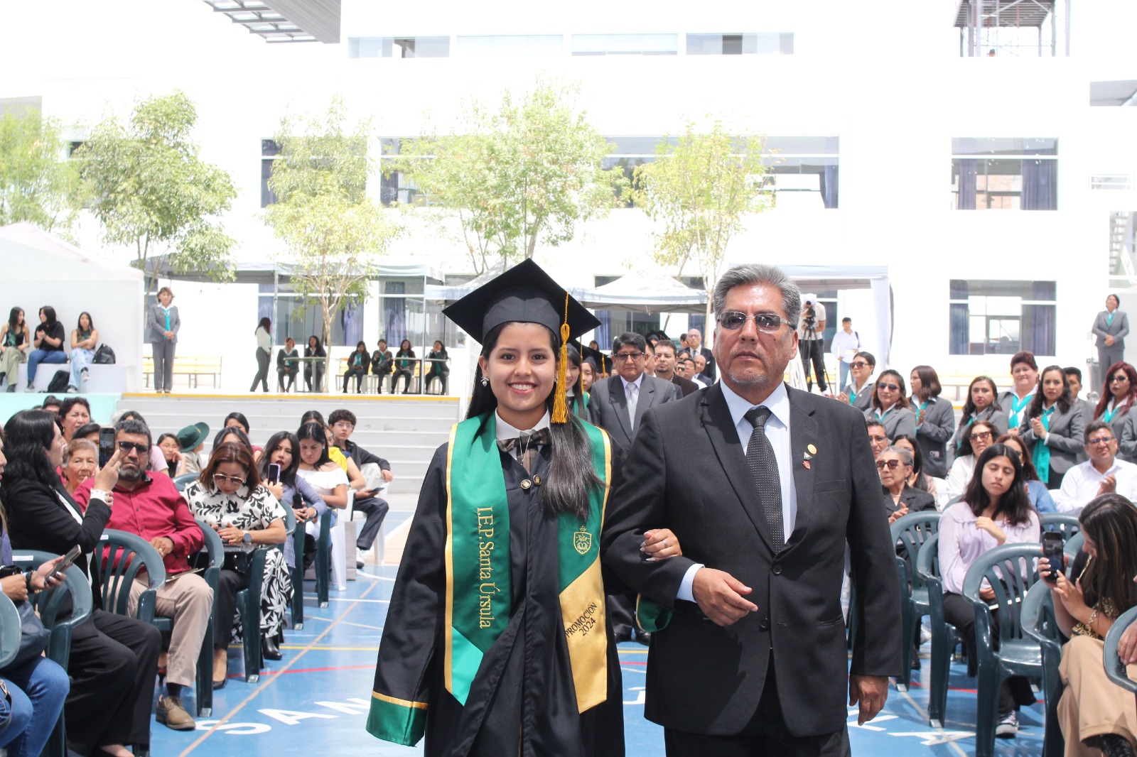 Jorge Alvarez en ceremonia de graduación