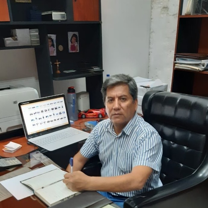 Jorge Alvarez Briceño en su oficina
